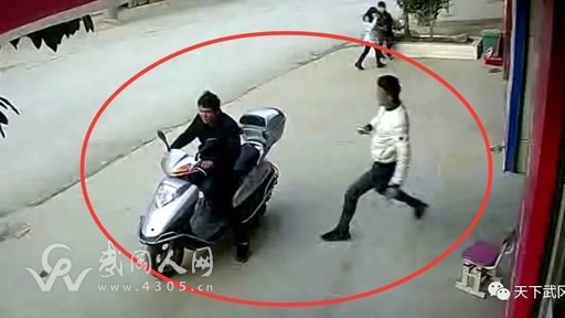 武岡一街頭兩男子借買手機(jī)為名，拿著就跑！店主慌了神！