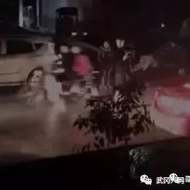 拍電影？武岡一醉漢鬧市里指揮交通,越指揮越亂！