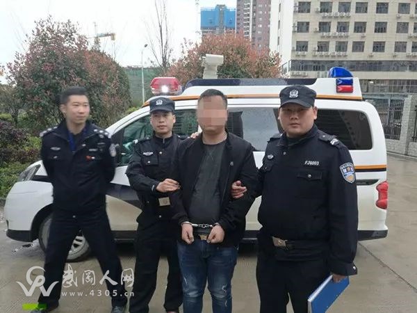 武岡某網(wǎng)吧里，一名逃犯正在上網(wǎng)，這時……