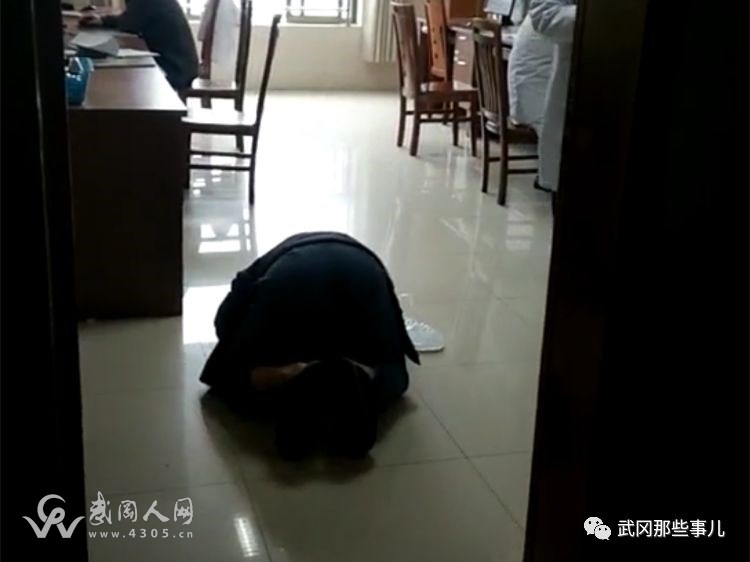 病人痛的跪著求醫(yī)生，武岡人民醫(yī)院攤上這事了