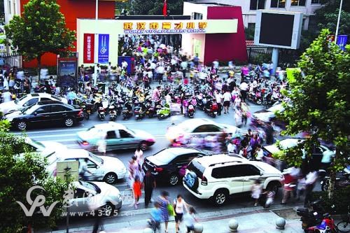武岡一輛校車被堵住，當(dāng)?shù)囟萝噹仔r...