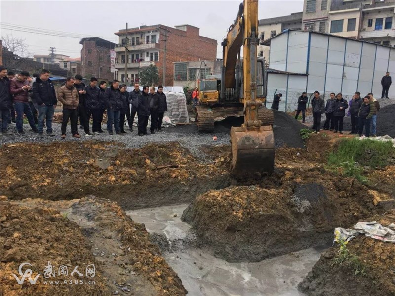 武岡有人頂風(fēng)違建,立即行動(dòng),制止速度就是快。。。