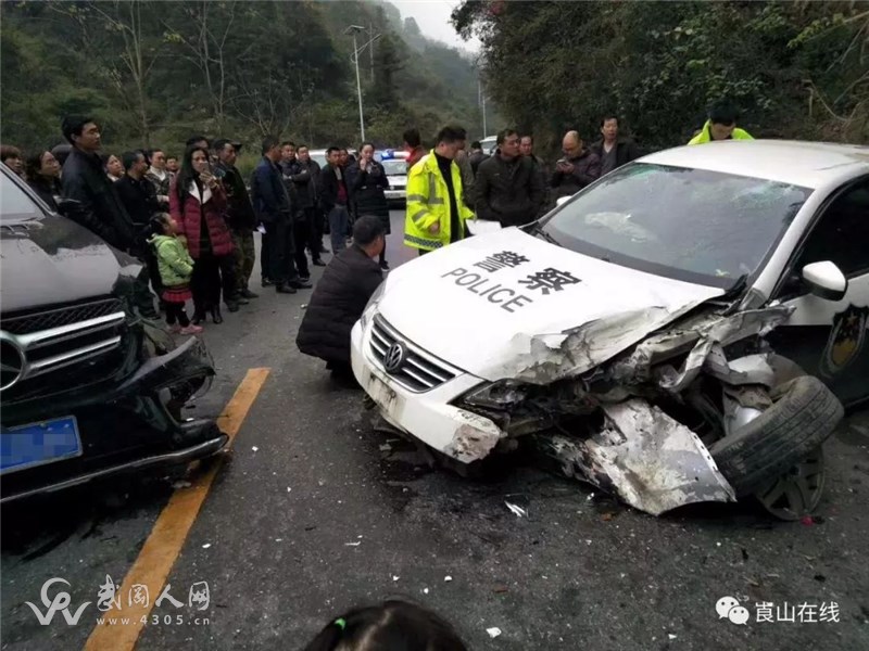 新寧一輛奔馳把警車撞稀爛,視頻現(xiàn)場直播!