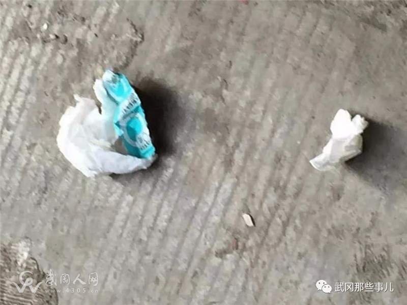 武岡男子車頂被人放了個(gè)避孕套!