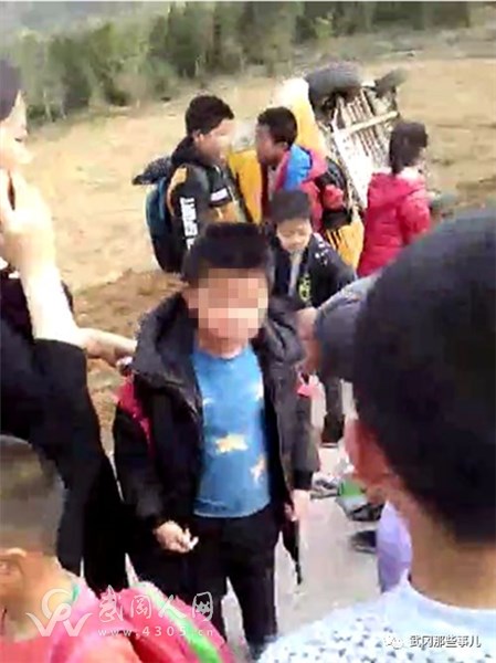 武岡一輛校車發(fā)生側翻!兩名學生受傷