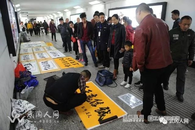 服氣!武岡獨臂男子練出絕技,在長沙地下過道賣藝,日賺千元!