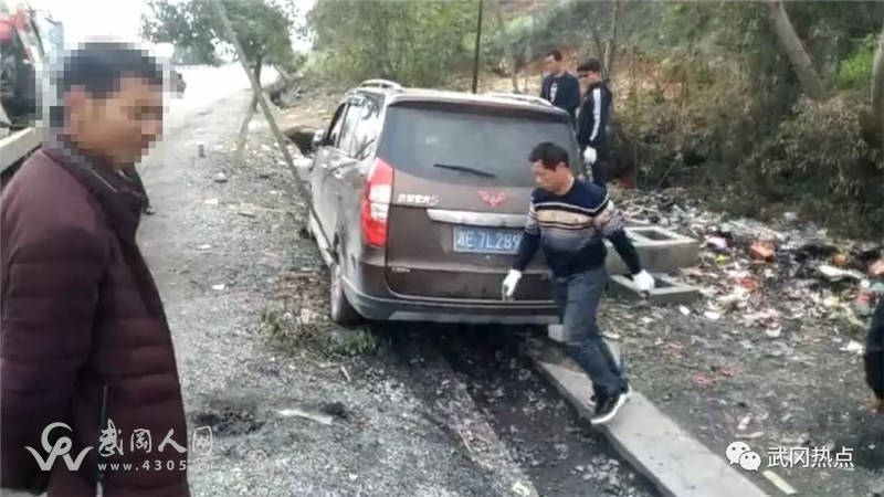 武岡一摩托車和面包車相撞,結(jié)果...