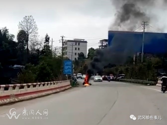 武岡一摩托車起火爆炸!