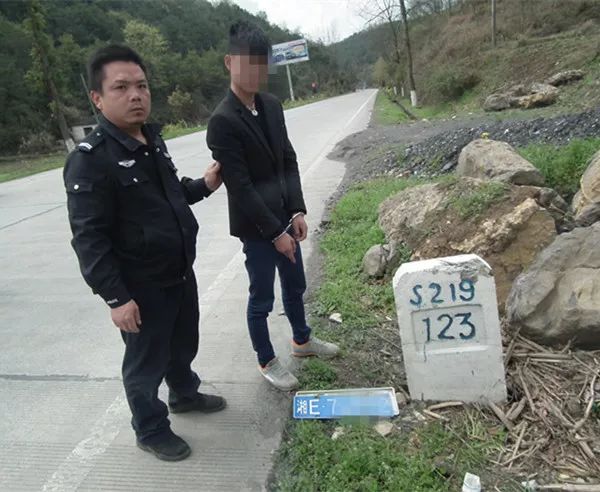 武冈这个盗窃车牌并用微信索取红包的家伙终于被抓了!