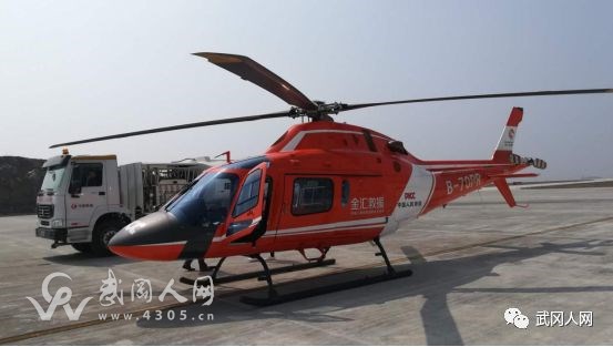 一架直升机空降在武冈新广场,真相原来是...