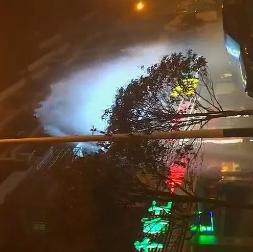 武岡突現(xiàn)噴泉!街上水流成河,有人開車沖上去洗!
