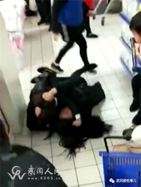 武岡兩婦女在地上打滾，羞死人了！