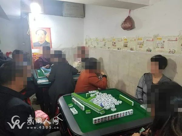 武岡小區(qū)內(nèi)麻將館被人舉報,14人被警察處理.