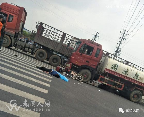 突發(fā),武岡灑水車撞上摩托,男子當場死亡!