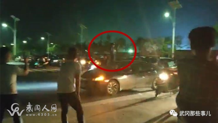 武岡神秘組織聚會,四十幾臺車停在馬路上瘋狂喊口號