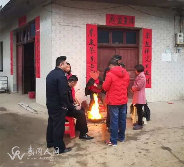 老人不慎掉入水塘，警民合力及時(shí)救助