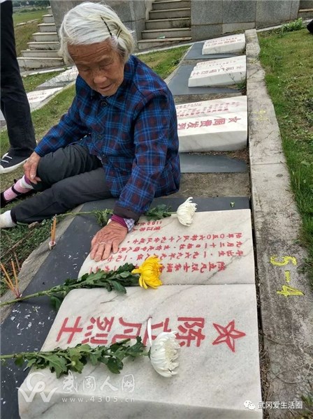 武岡九旬老人四十多年沒看到過兒子,尋兒千里帶回一捧黃土!
