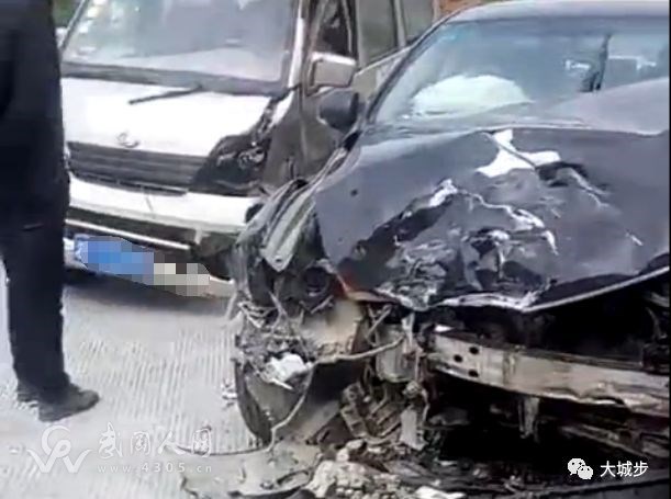 武岡一面包車在城步高速出口,出車禍了!