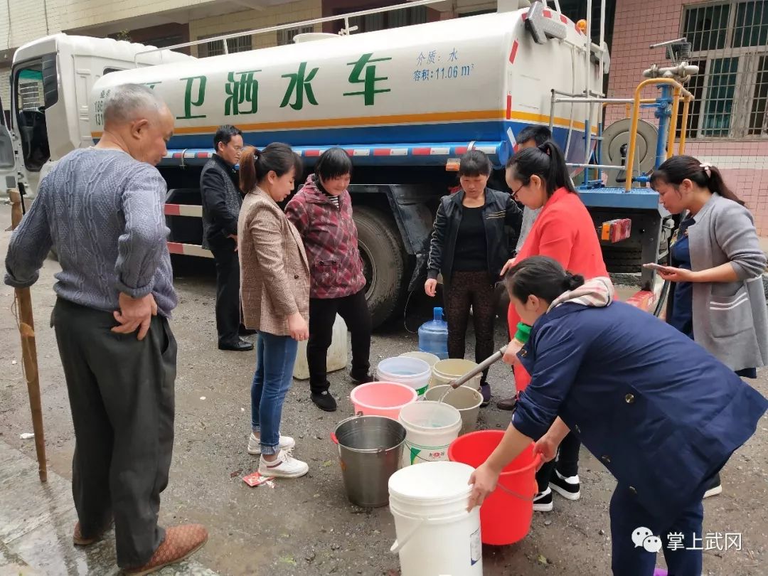武岡城高位區(qū)停水30多小時后,環(huán)衛(wèi)車送水來了