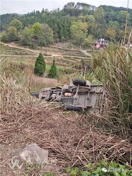 危險(xiǎn).武岡一輛運(yùn)碑三輪車翻滾下山....