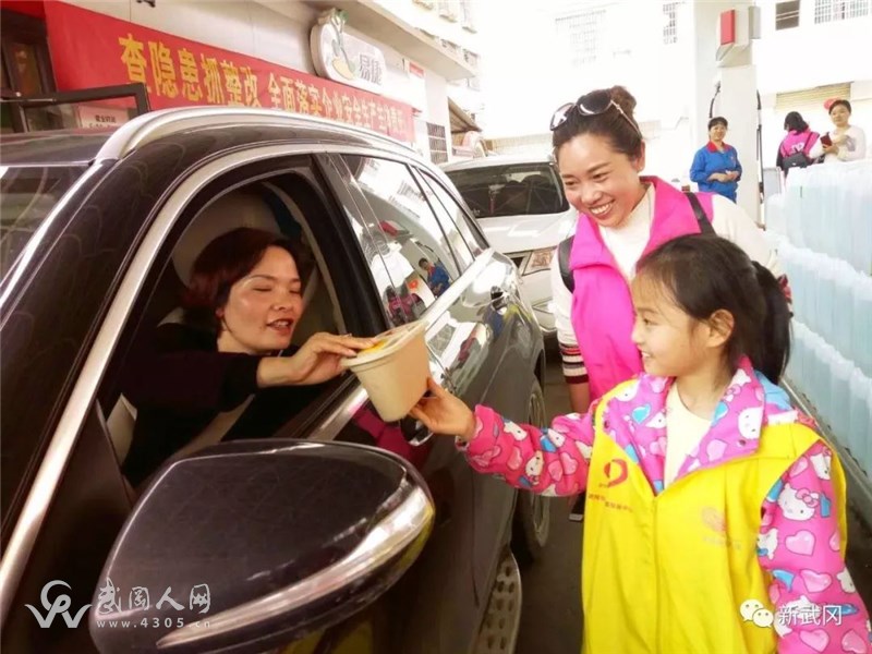向“車窗垃圾”說不 武岡免費發(fā)放1000個車載垃圾桶