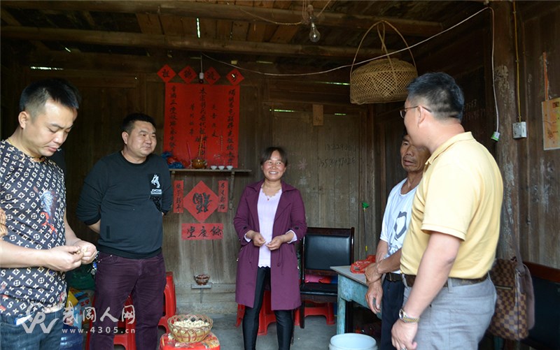 武冈市爱心企业家张剑,一天做两件大事.