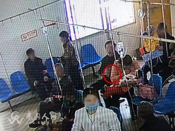 武岡一男人在醫(yī)院將手伸向看病婦女,被監(jiān)控拍下