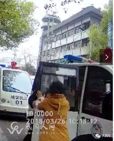 武岡女子用車門夾城管腦袋,頭部出血,女子被抓了!視頻記錄...