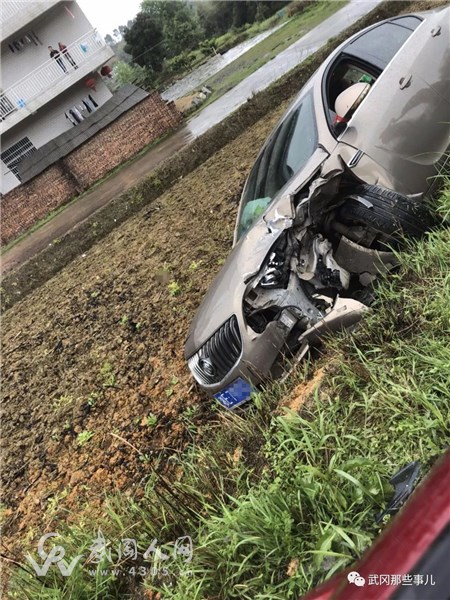 武岡兩車鄉(xiāng)間下路高速相撞,小車不敵SUV被撞下馬路!