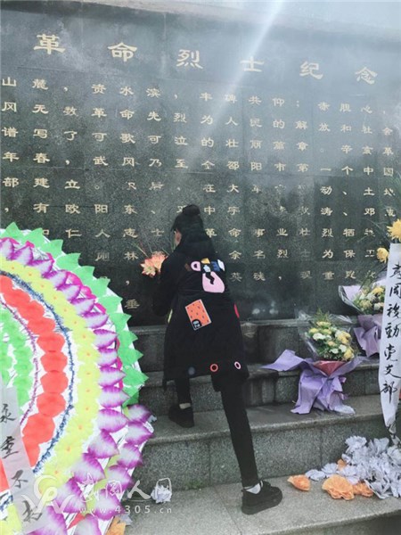 2學(xué)生和家長(zhǎng)自發(fā)烈士公園獻(xiàn)花、掃墓.jpg