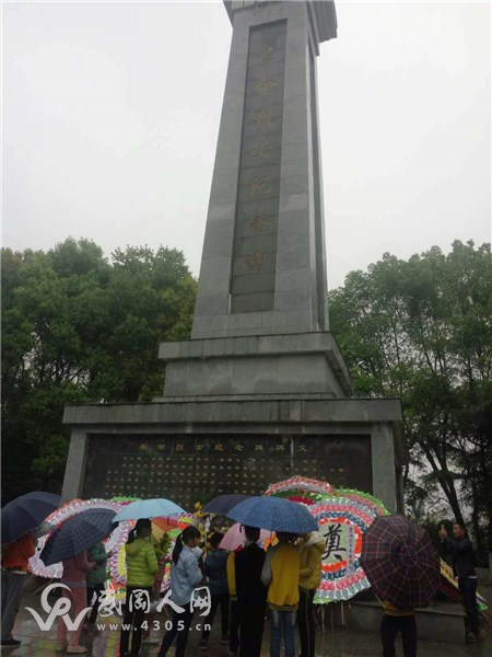 3學(xué)生和家長(zhǎng)自發(fā)烈士公園獻(xiàn)花、掃墓.jpg