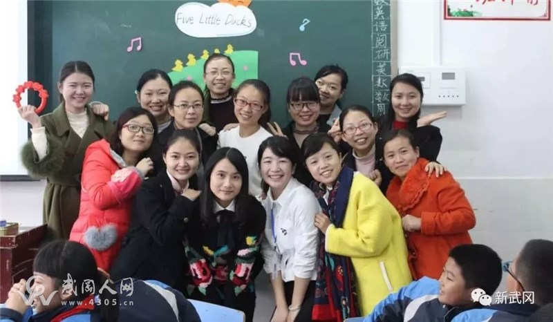 武岡展輝學(xué)校這個(gè)女教師,大家都說她“很美”!