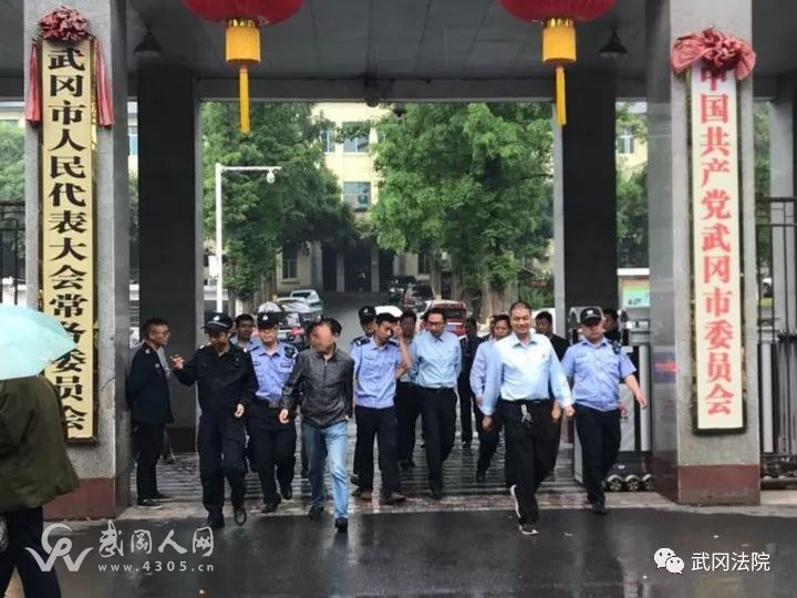 武冈一公职人员在市政府大院被带走，竟然是因为…