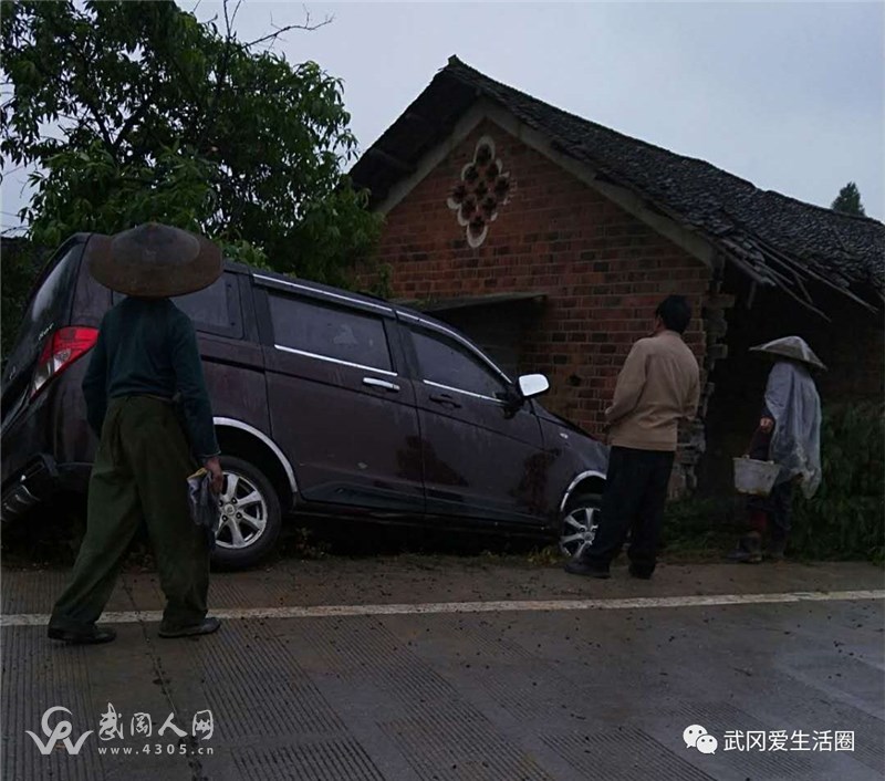 武岡一座屋一天被車子連續(xù)撞兩次!司機賠錢賠嚇!