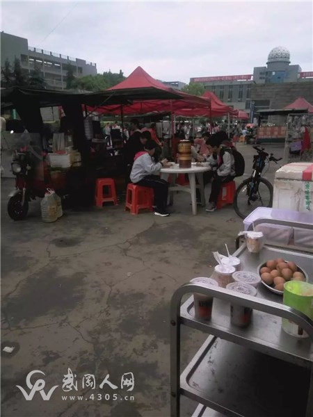武岡這個學校門口擺得像農(nóng)貿(mào)市場,讓人看著心塞~