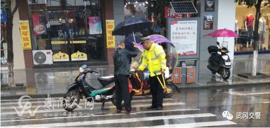 太危險了!武岡男子摩托雨衣卷到輪子里云了....
