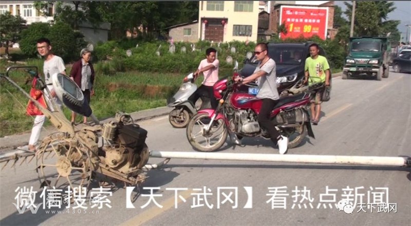 爆料：武岡一公路被村民攔了，害苦了司機(jī)！村民訴苦，你怎么看！