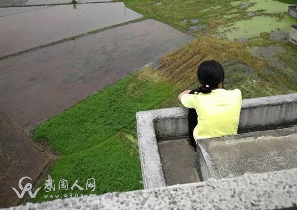 武冈一女子要跳楼，视频最后“啪”的一声，心都跳起来了！……