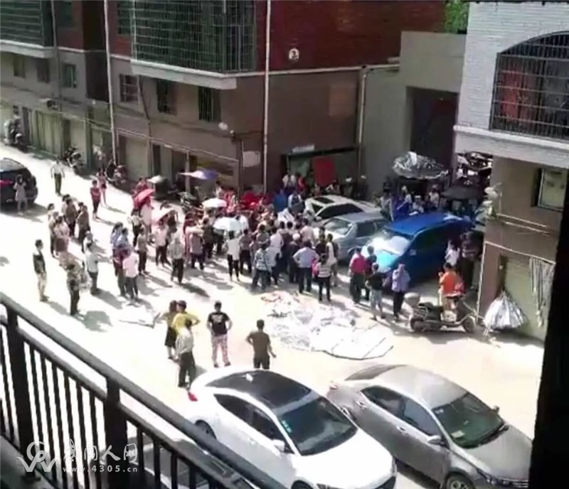 武岡一村民出殯擬穿越小區(qū),小區(qū)業(yè)主阻攔!2人打傷警察被依法刑事拘留!