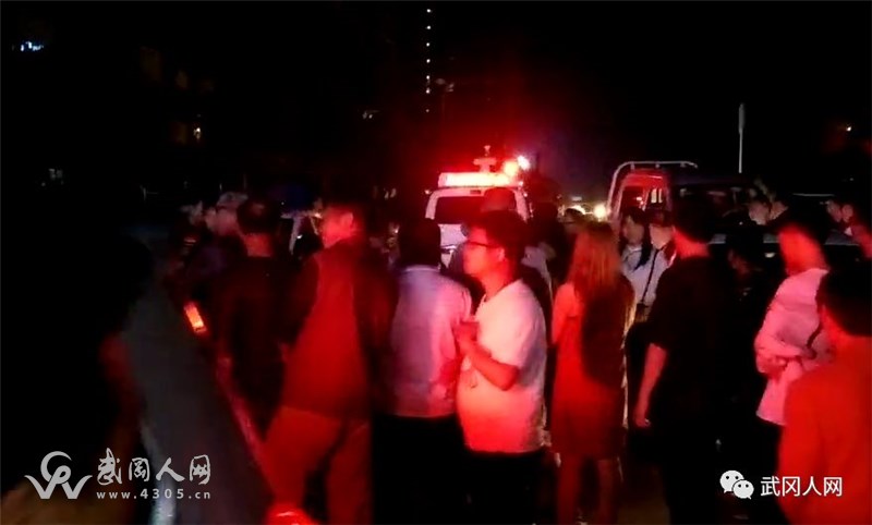 武岡新廣場(chǎng)昨晚圍了好多人,原來是...