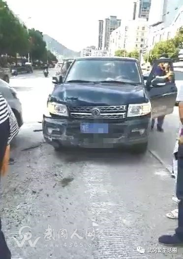 武岡北站路口突發(fā)交通事故!