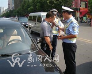 “黑車”司機(jī)強(qiáng)行將執(zhí)法人員帶離邵陽市區(qū)