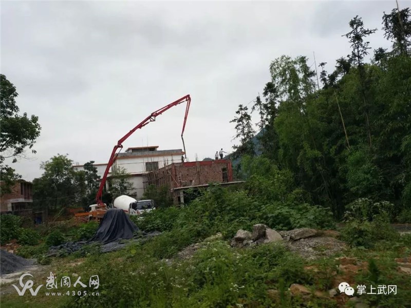武岡這里規(guī)劃建設(shè)道路,有人卻在正中間違規(guī)建房!