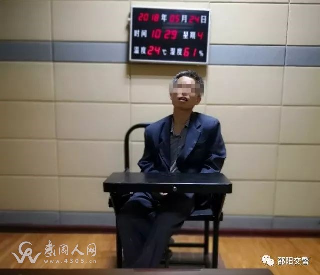 武岡男子駕駛客車被交警拘留了!什么情況?