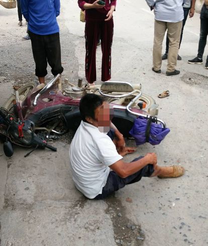 武岡一輛摩托車(chē)與農(nóng)用車(chē)相撞,兩名老人受傷見(jiàn)血