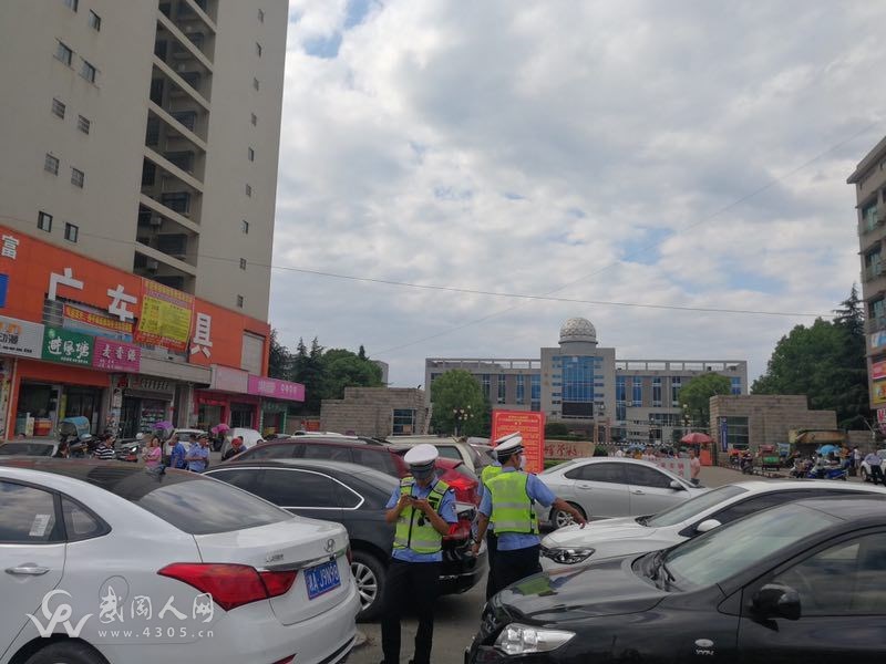 武岡這些學(xué)校門口有大事件!城管,交警,治安,市監(jiān),派出所齊出動(dòng)!
