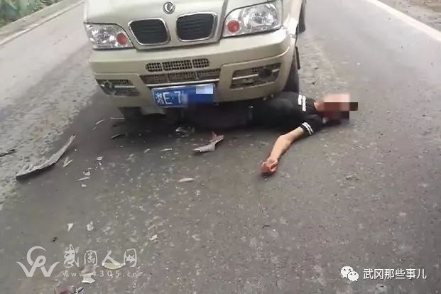 武岡龍溪鋪男子壓在車輪下,口吐鮮血!太慘了....