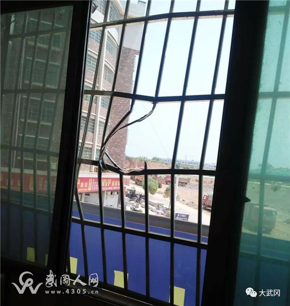 武岡一居民家天降"巨石炸彈"！窗子被炸粉碎！不銹鋼炸斷了！