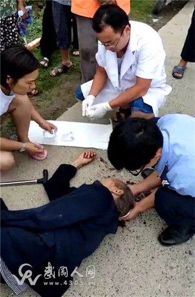 武岡老人在路上不慎跌倒,頭部受傷,大量出血,你敢扶?