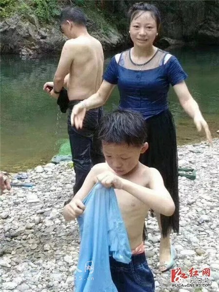 武岡一夫妻隨戶外活動群去玩，發(fā)現(xiàn)一小孩差點出大事了！